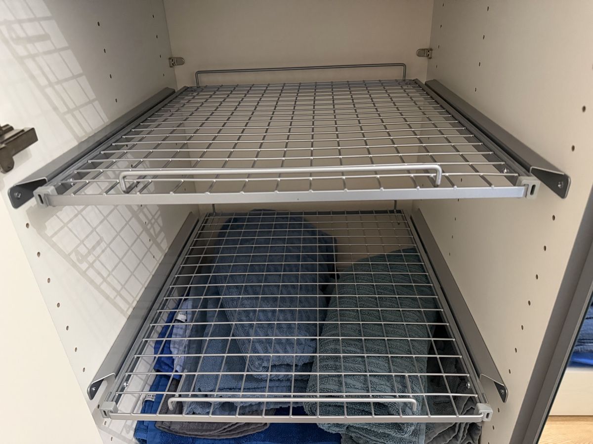 Armadi: Kleiderschrank auszieh Tablare – Usato da Rorbas venduto da Astrafix 1