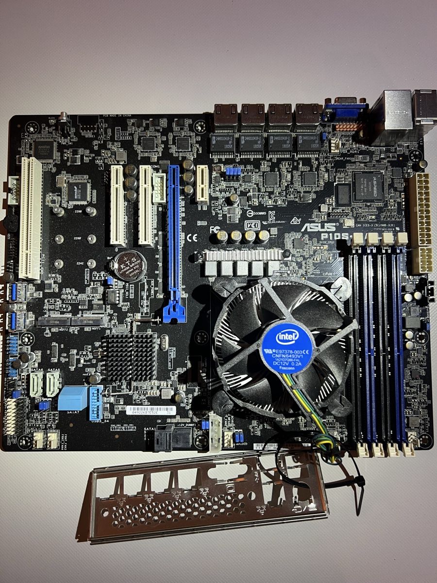 Asus Cartes mère: ASUS P10S-E/4L + Intel Xeon E3-1230 v6 3.5GHz – D'occasion à schellenberg par freefostore