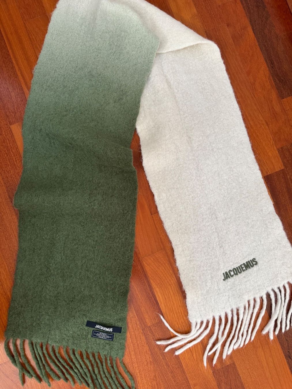 Jacquemus Foulard & Sciarpe: Jacquemus Schal – Nuovo (secondo la descrizione) da wallisellen venduto da Niccii