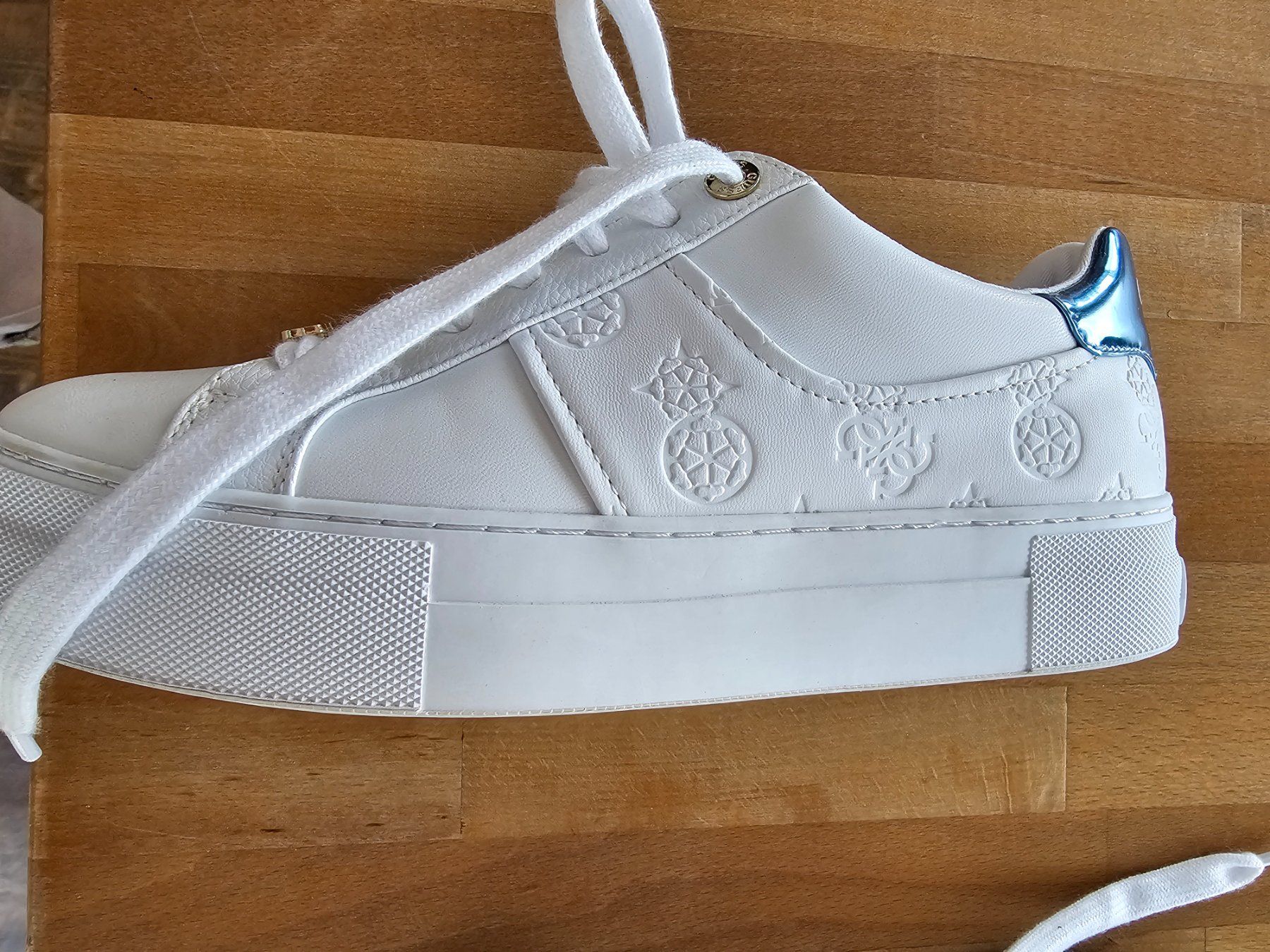 Guess Scarpe da donna: Damensneaker Guess Neu Gr. 39 – Usato da Kirchdorf BE venduto da aegeri00 2