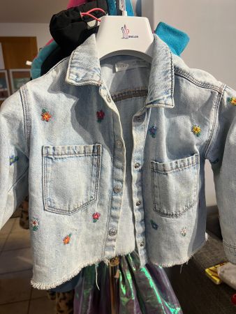 Zara Jeansjacke Blumenstickerei Grösse 98