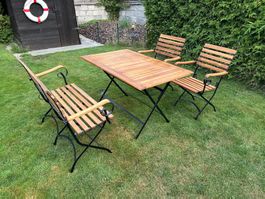 Klappbarer Gartentisch mit Bank und 2 Stühlen