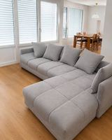 Grosses graues Sofa mit Liegefläche & 8 Kissen