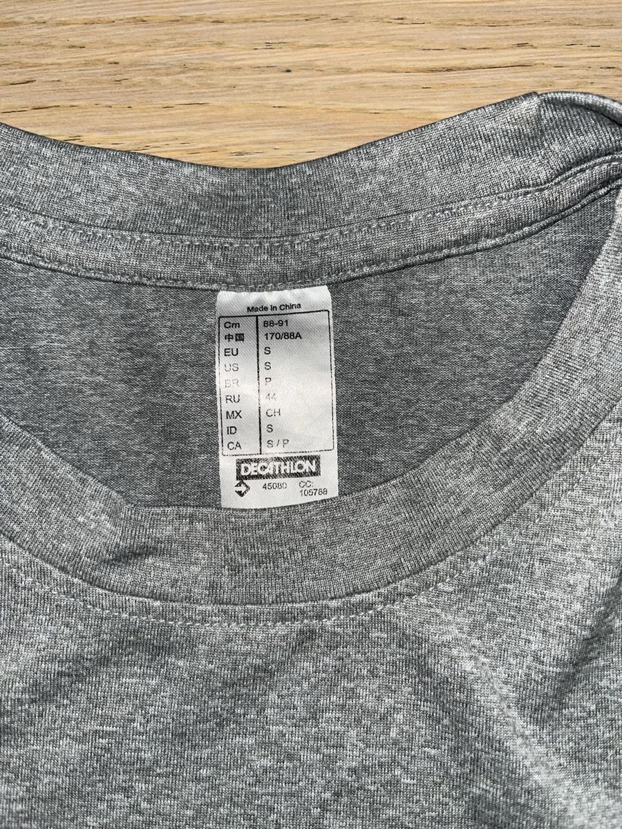 T-shirt: T-shirt de sport gris taille S – Nuovo (secondo la descrizione) da Delémont venduto da bouboute01 1