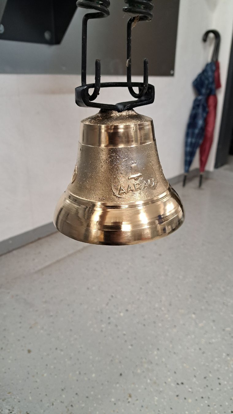 Campanacci mucche: Glocke Aarau aus Messing – Usato da Buttisholz venduto da REX001 5
