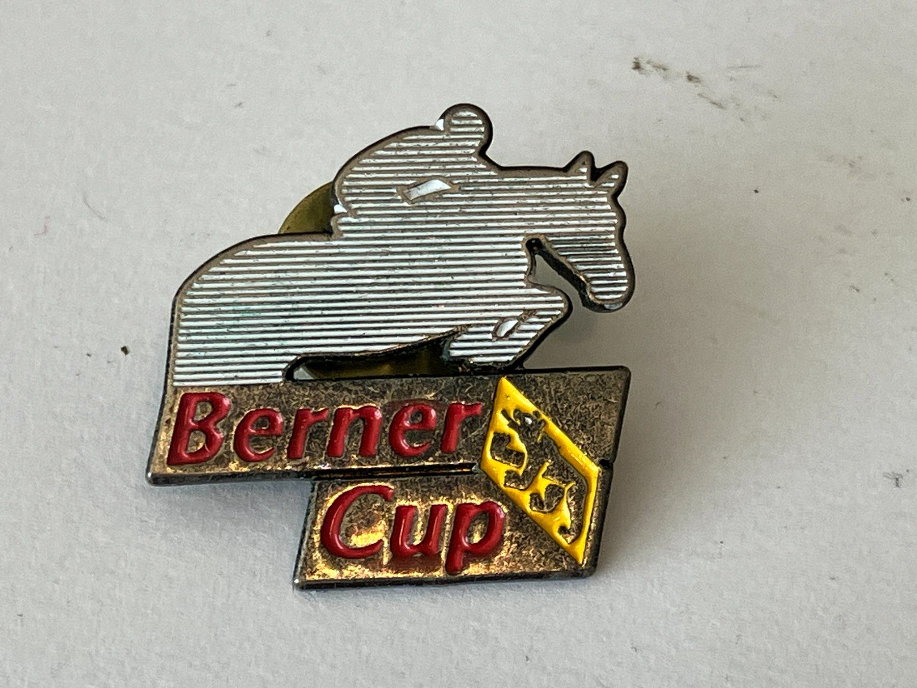 Placchette & Badge: 1 Pin Berner Cup Reitspringen Pferdesport – Usato da Basel venduto da djwwpp