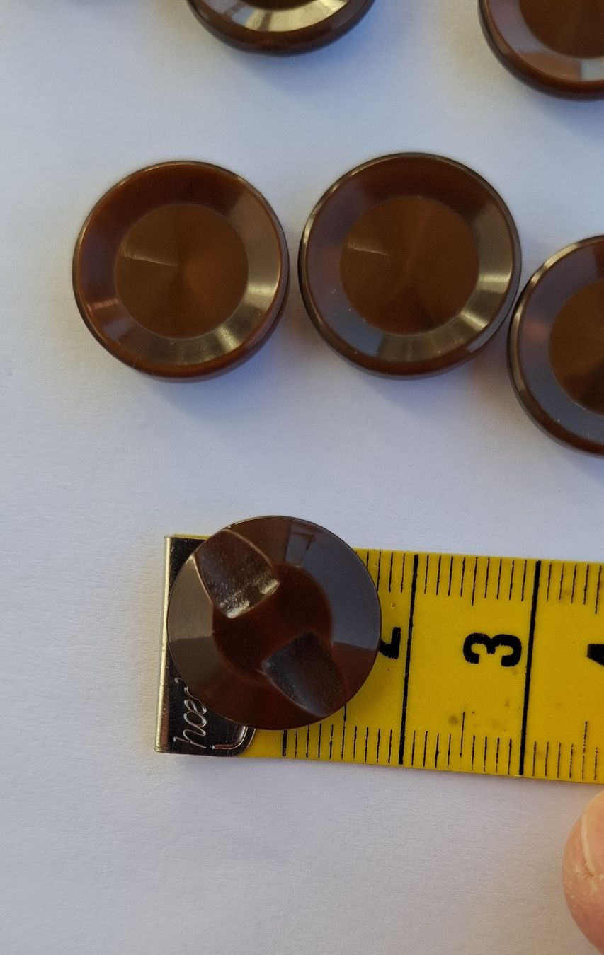 Knöpfe: 8 Stück Knöpfe caramelbraun, 18 mm. – Gebraucht aus Dietikon von Hirschkopf 5