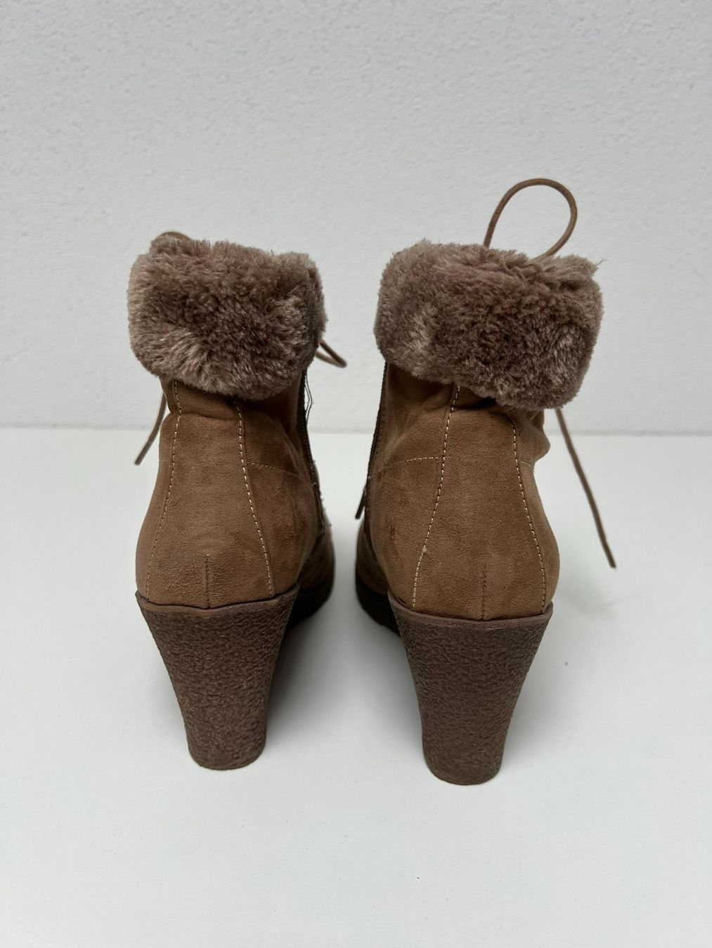 Chaussures femmes: Braune Keilabsatz Stiefeletten mit Fell Gr. 40 – D'occasion à Dagmersellen par nad_z66g 3