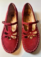 Rote Wildlederschuhe von THINK!