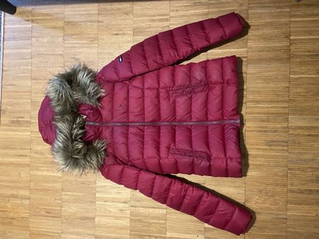 Manteau Tommy Hilfiger rouge avec capuche poilue hivernal