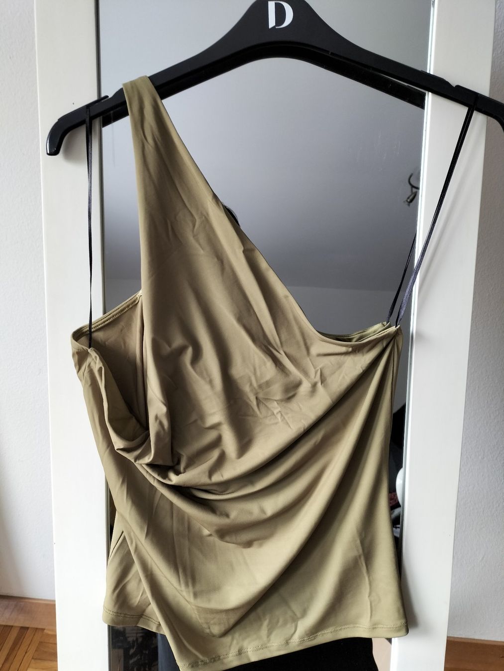 H&M Tops: Top asymétrique olive H&M L – Neuf (Voir description) à Clarens par fashionfou 2