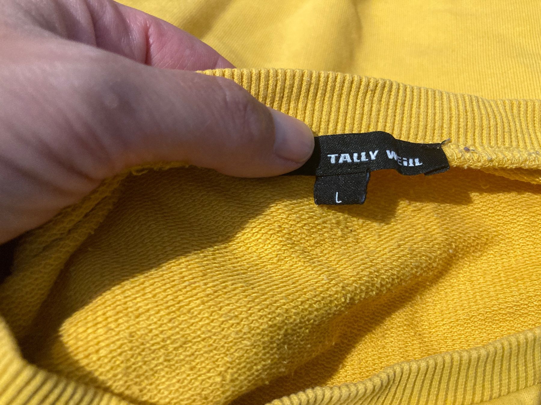 Pullover & Sweatshirts: Senfgelber Pullover mit Aufdruck "NO EXIT", Grösse L – Gebraucht aus Gelterkinden von froggy80 3