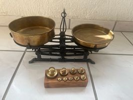 Alte Waage mit Gewichten