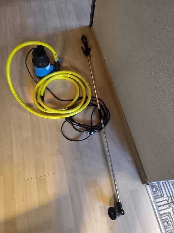 Pompe & Parti di ricambio: Tauchpumpe mit Sprühlanze, Wasserzähler & Schlauch – Usato da Konolfingen venduto da dom_t6m6