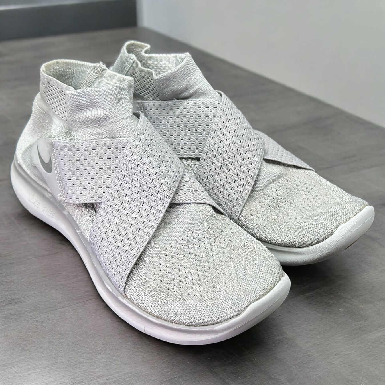 Nike Herrenschuhe: Nike Free RN Motion Flyknit 2017 Wolf Grey 880845-005 – Gebraucht aus Morges von vintiques