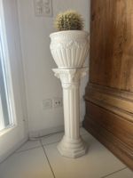 Säule mit Topf