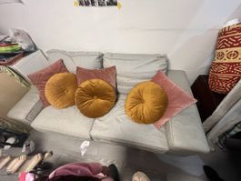 Divano componibile grigio con cuscini autunnali 🛋️