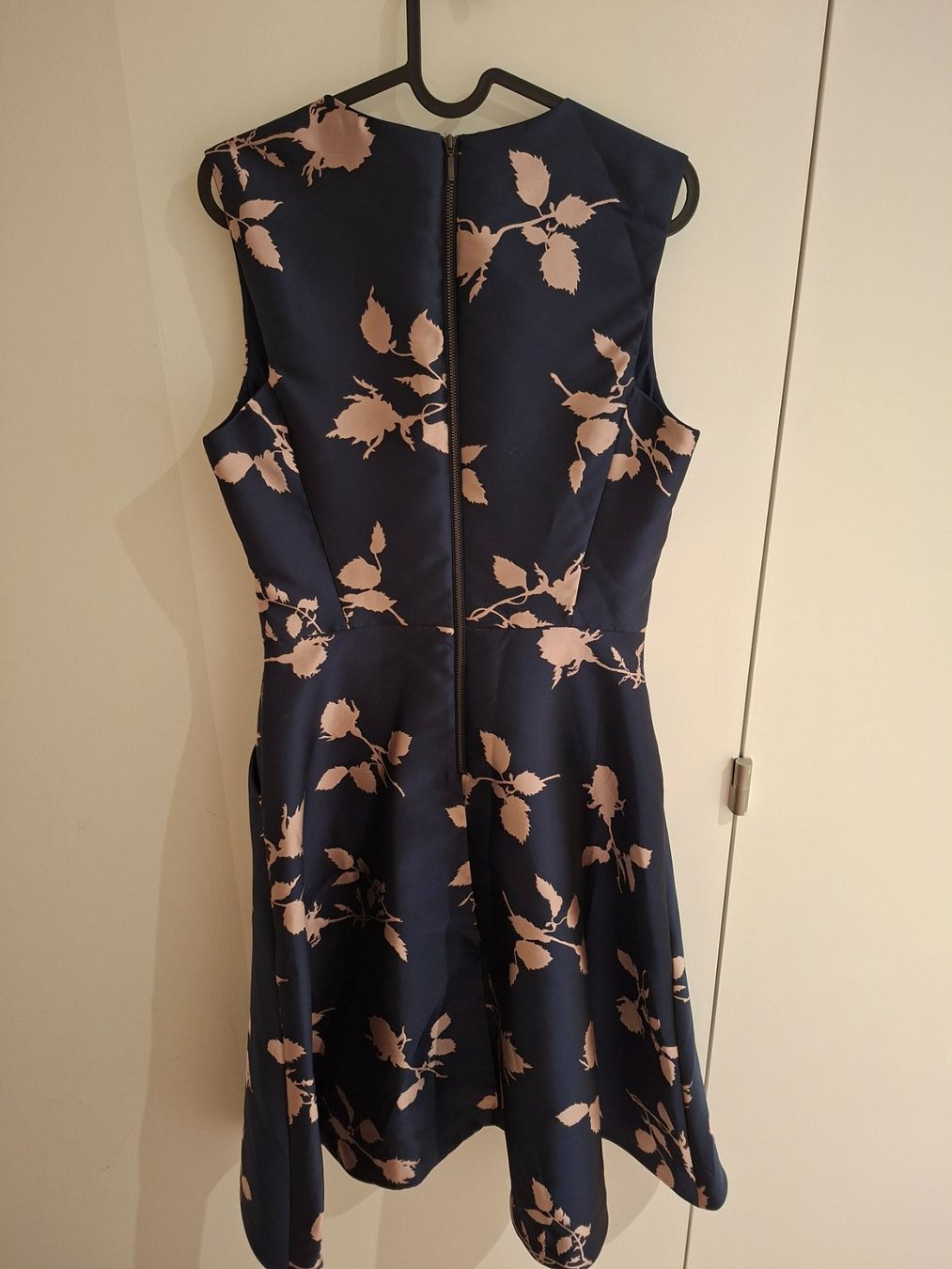 Phase Eight Vestiti: Navy Blaues Cocktailkleid mit Blumen – Usato da Meggen venduto da mar_yzb2 1
