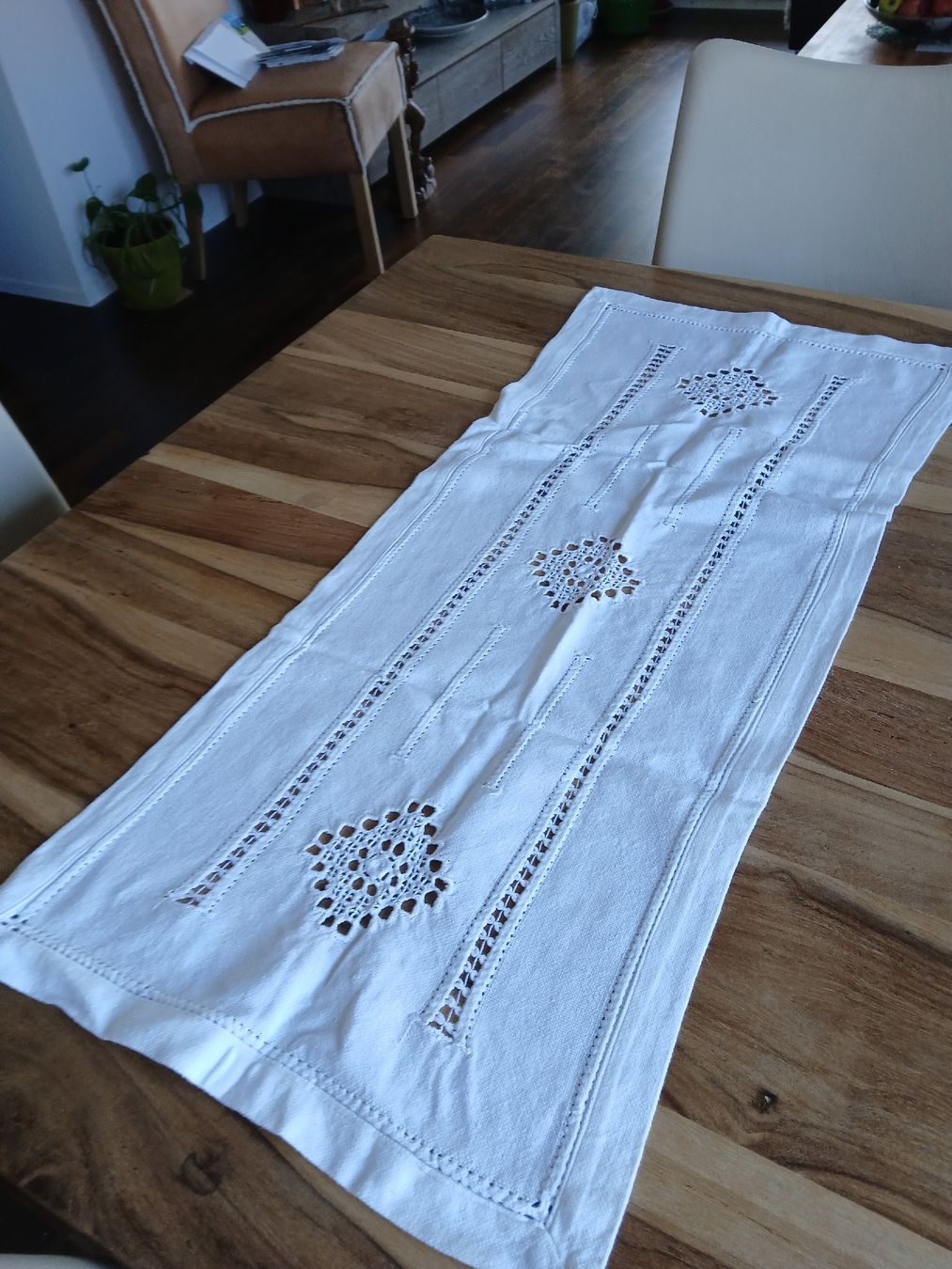 Altra biancheria da tavola: Vintage White Embroidered Table Runner - Excellent! – Usato da Dübendorf venduto da LoRi-2026 2