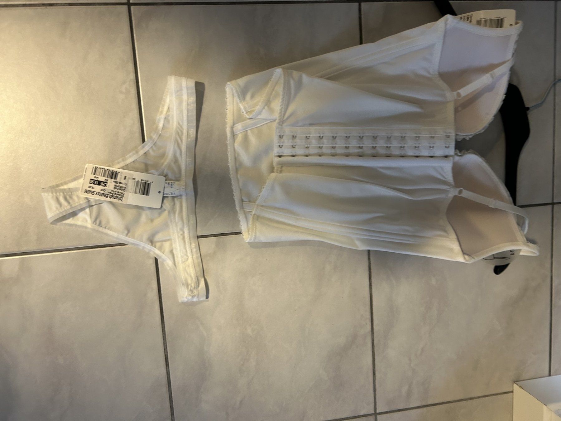 Altra biancheria intima: fabrikneue Corsage Triumph mit Stringtanga Grösse 85B – Nuovo (secondo la descrizione) da Eichberg venduto da Kati30 1