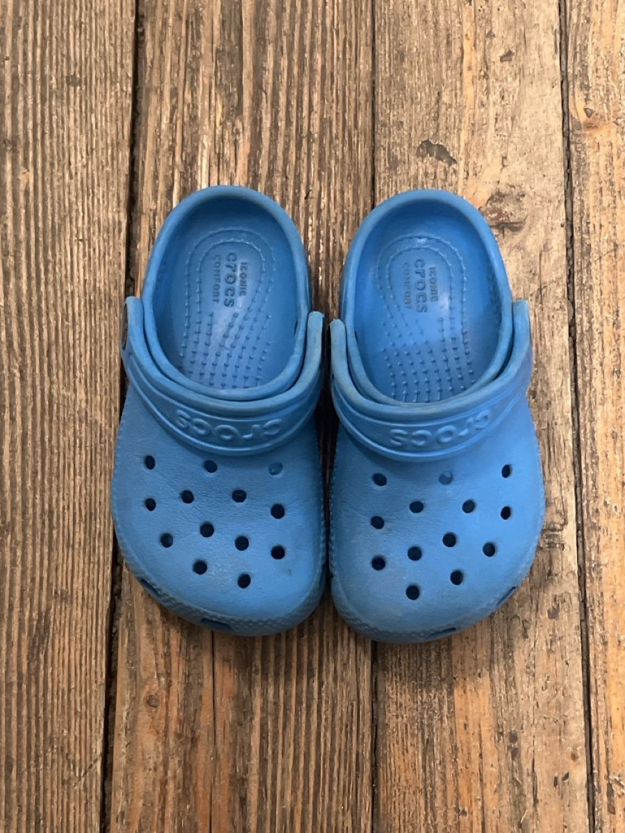 Crocs Schuhe für Jungen: Blaue Crocs Gr. 24 – Gebraucht aus Zürich von HeliK