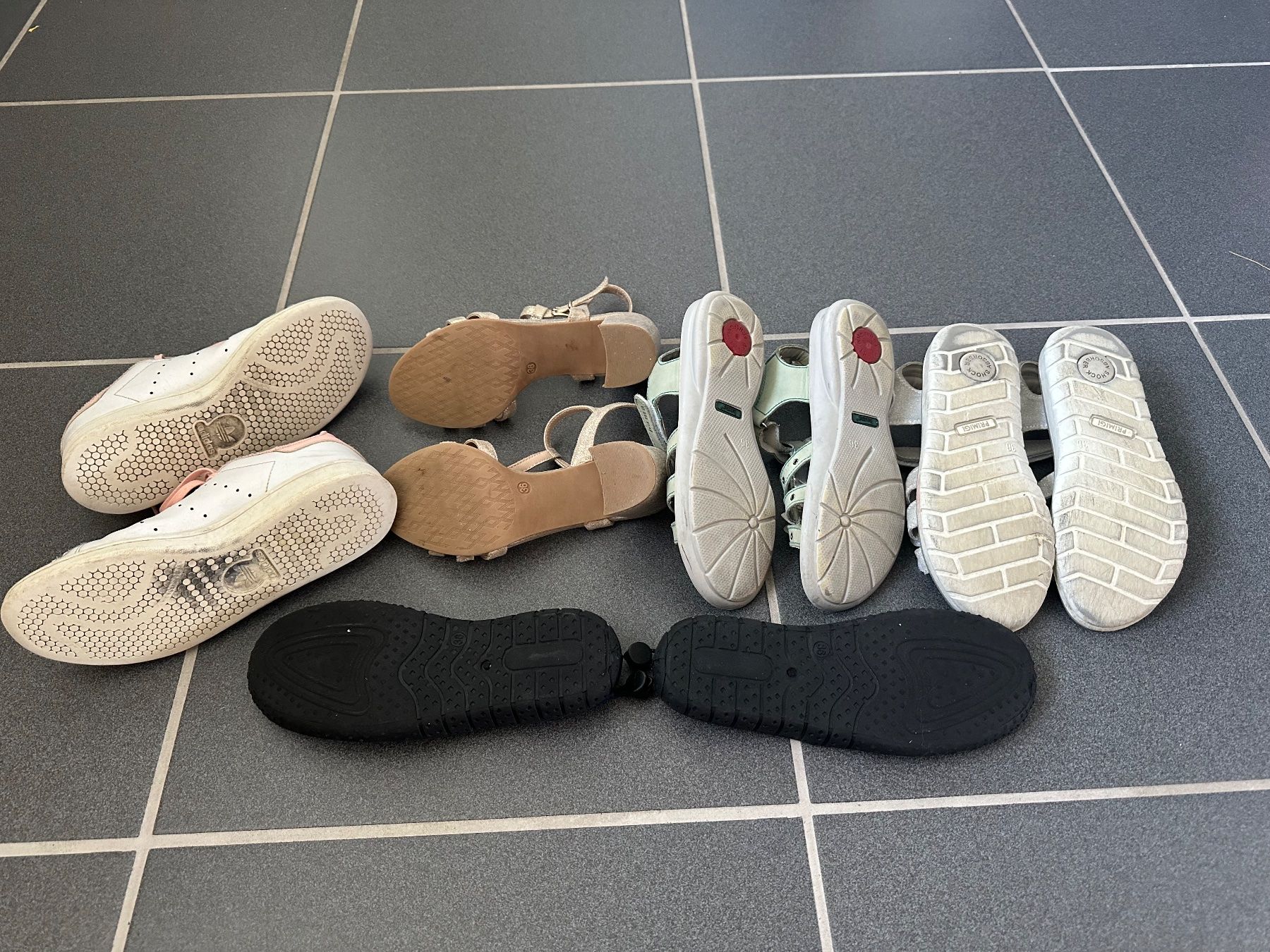 Scarpe per ragazze: 5 Paar Mädchen Sommer Schuhe Gr.36 – Usato da Jonschwil venduto da Tschibo73 8