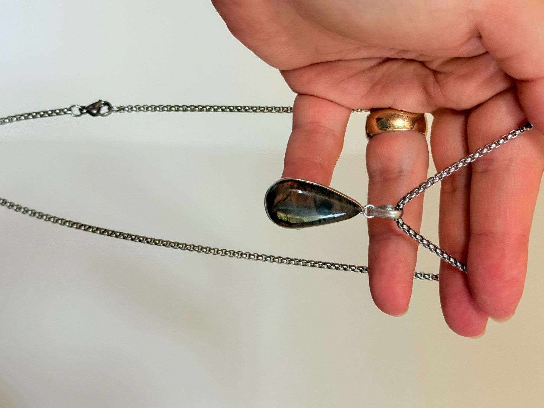 Catenine: Pendentif Labradorite forme goutte neuf – Nuovo e nell'imballaggio originale da Genève venduto da AGBERG 7