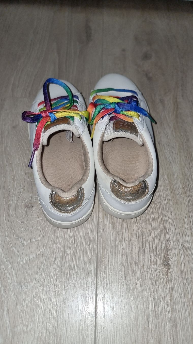 Ugg Schuhe für Mädchen: UGG Turnschuhe weiss Regenbogen Gr. 33.5 – Gebraucht aus Wigoltingen von Zuckerfee84 2