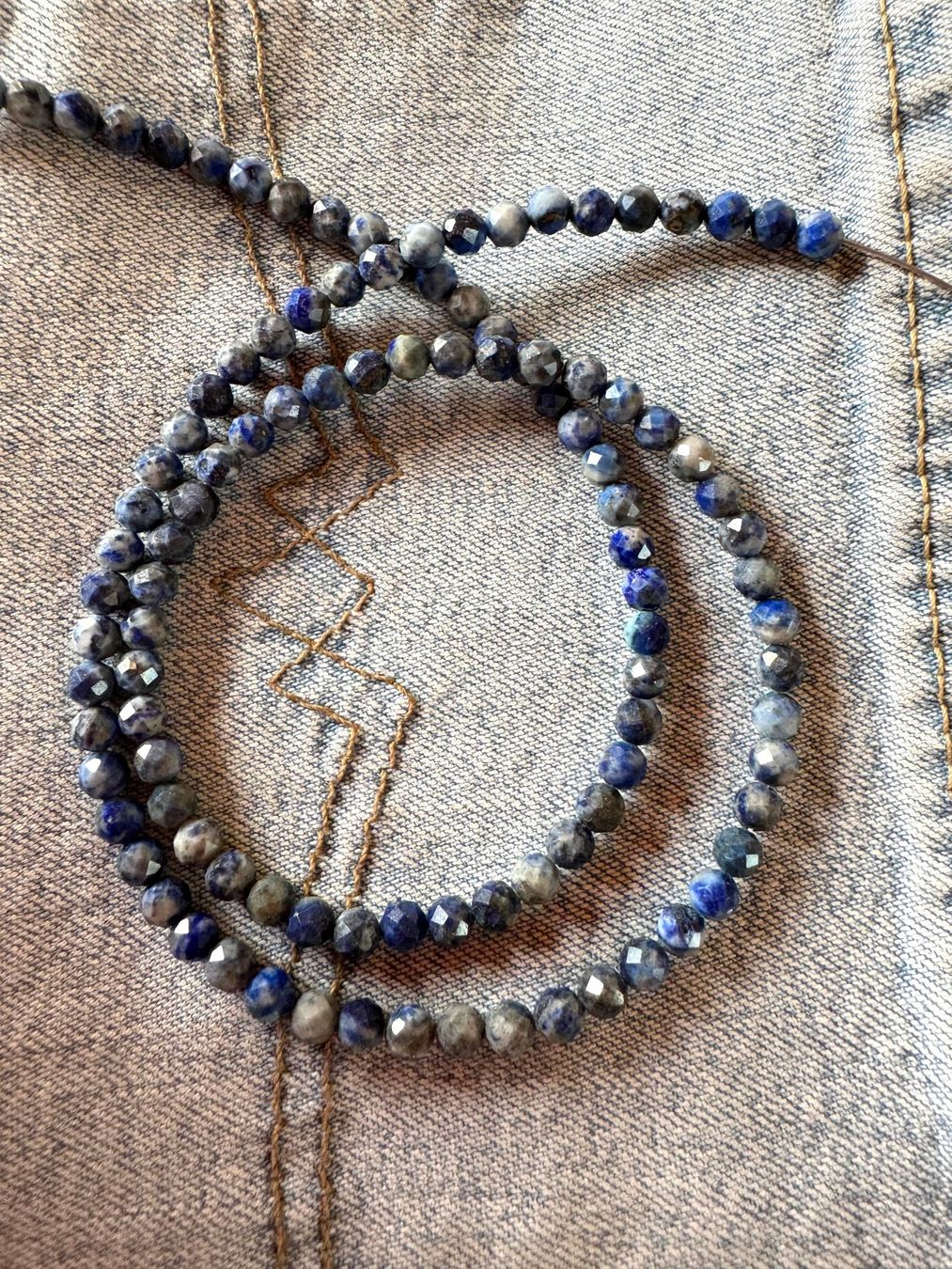 Catenine: Lapis Lazuli  facettiert  Strang    4mm      auf Flexdraht – Nuovo e nell'imballaggio originale da Leuggern venduto da gemshow 2