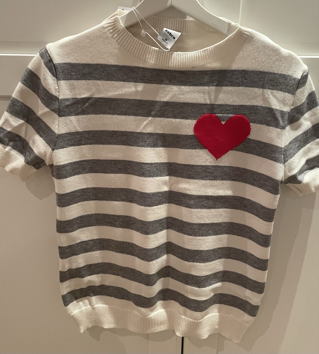 Zebra Top: Striped Zebra Jumper w/Heart Patch, Size M, Cute! – Nuovo e nell'imballaggio originale da Oberwil BL venduto da Stellochkas
