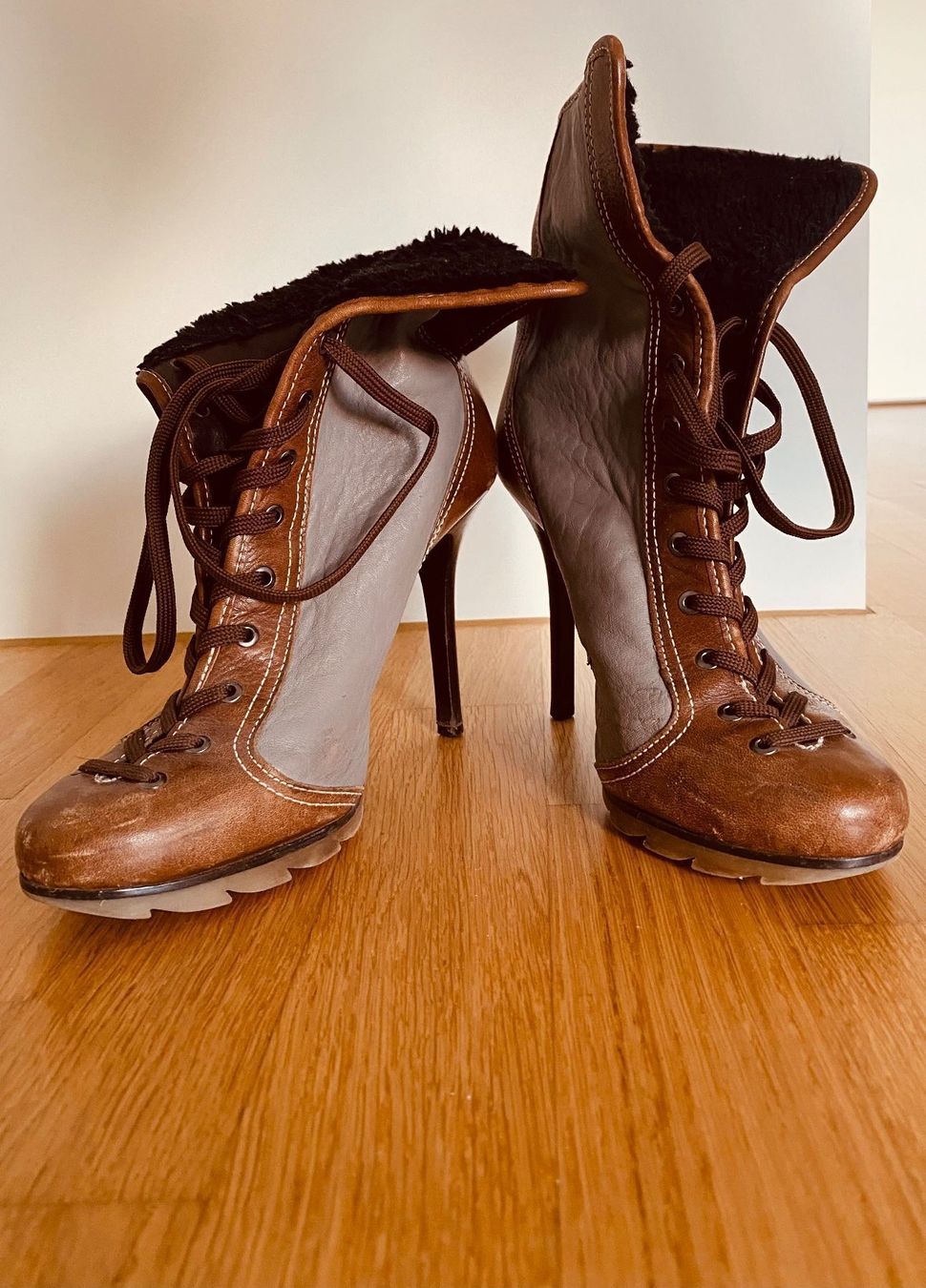Scarpe da donna: ANKLE BOOTS BY BCBGMAXAZRIA – Usato da Walchwil venduto da Finibaci