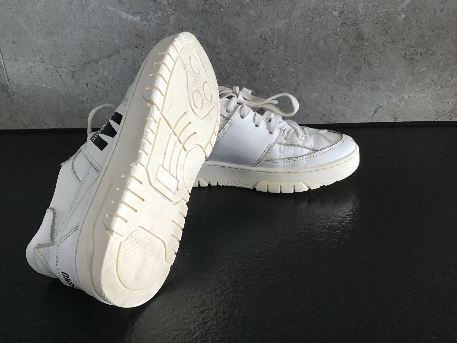 Moschino Chaussures hommes: Sneakers en cuir – D'occasion à Neuchâtel par sta_7qfy 2