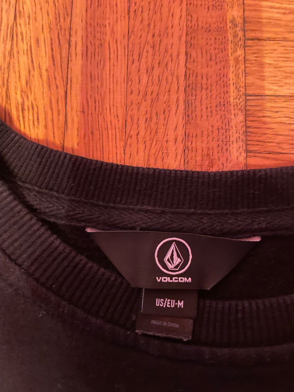 Pulls & Sweat-shirts: Pull Volcom noir, design squelette unique, taille M – D'occasion à Oron-la-Ville par W.XIX 4