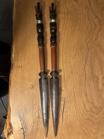 Paar afrikanische Prunkmesser – Handgeschnitzt aus Holz