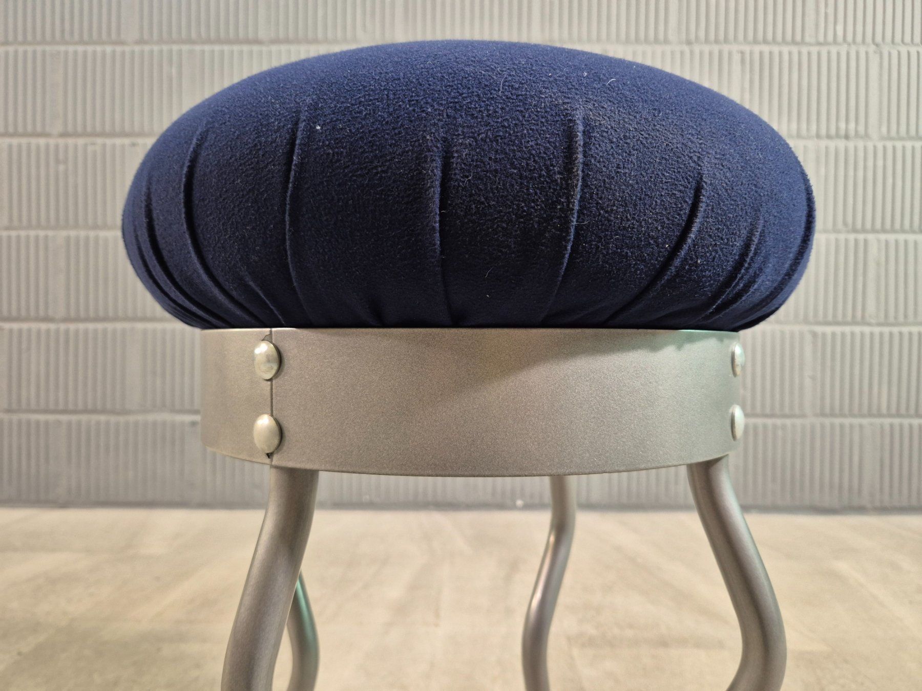 Ikea Sgabelli: 1995 IKEA Uri Stool by Per Ivar Ledang, Postmoderner Hocker – Usato da Solothurn venduto da Blinker9359 5