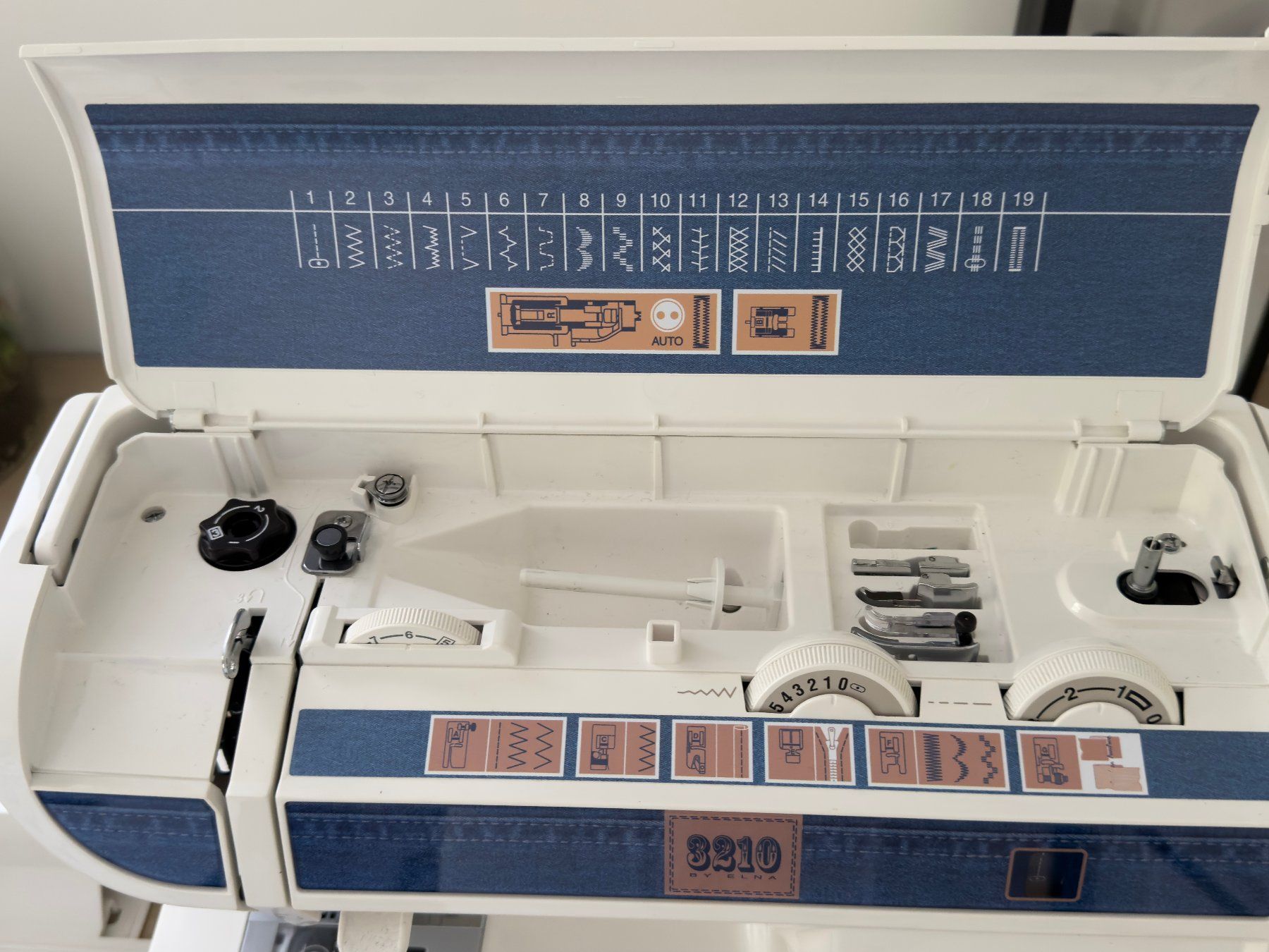 Macchine da cucire: Machine à coudre Elna 3210 designed for jeans – Usato da Vessy venduto da marine64 3