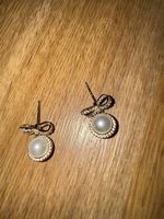Elegante Ohrstecker mit Perle und Schleife, NEU