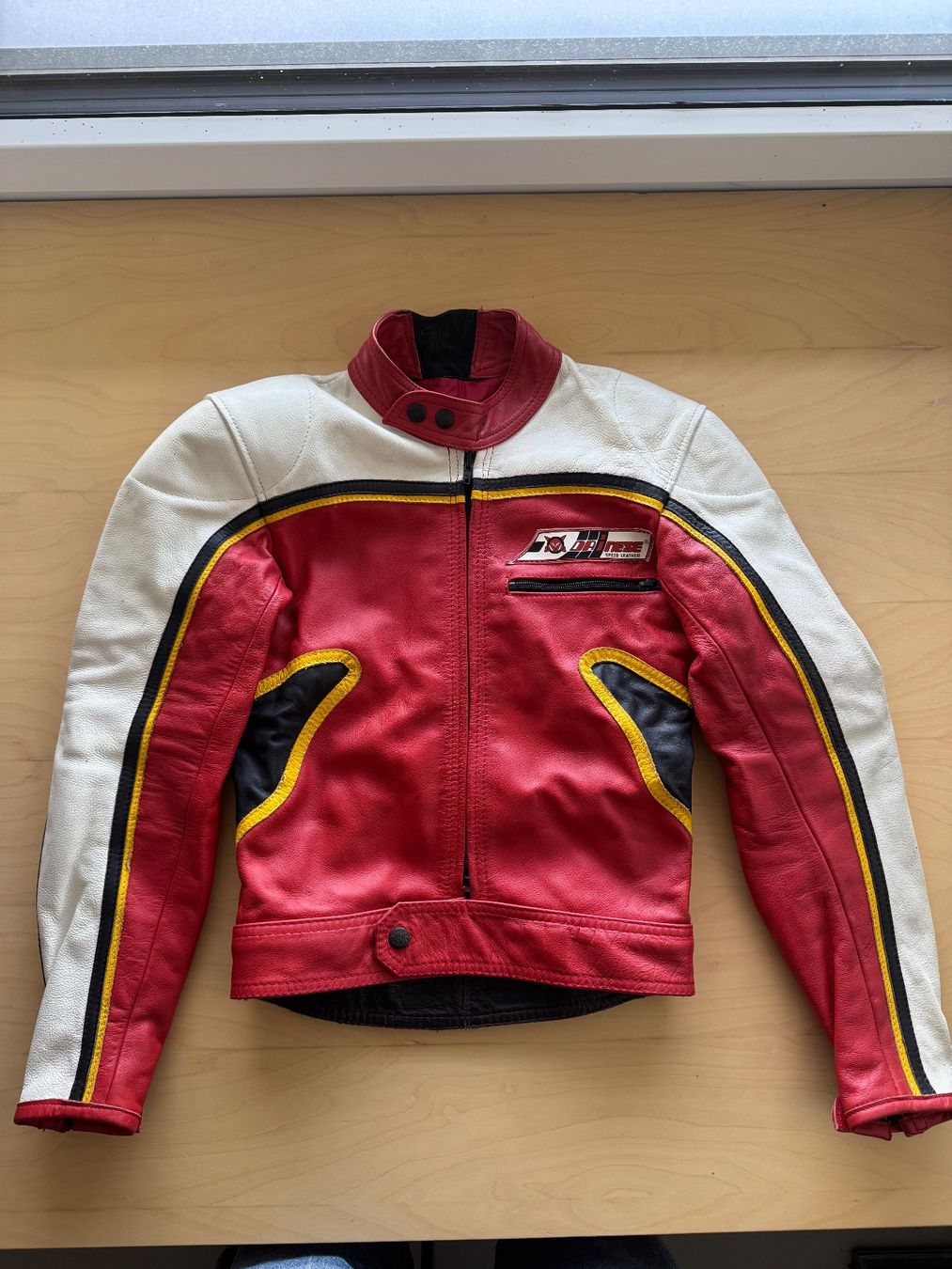 Dainese Giacche: Dainese vintage Leather jacket – Usato da Ecublens VD venduto da ely_59b2