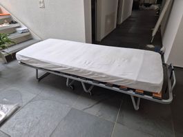 Gästebett / Rollbett, klappbar mit Matratze, Top Zustand