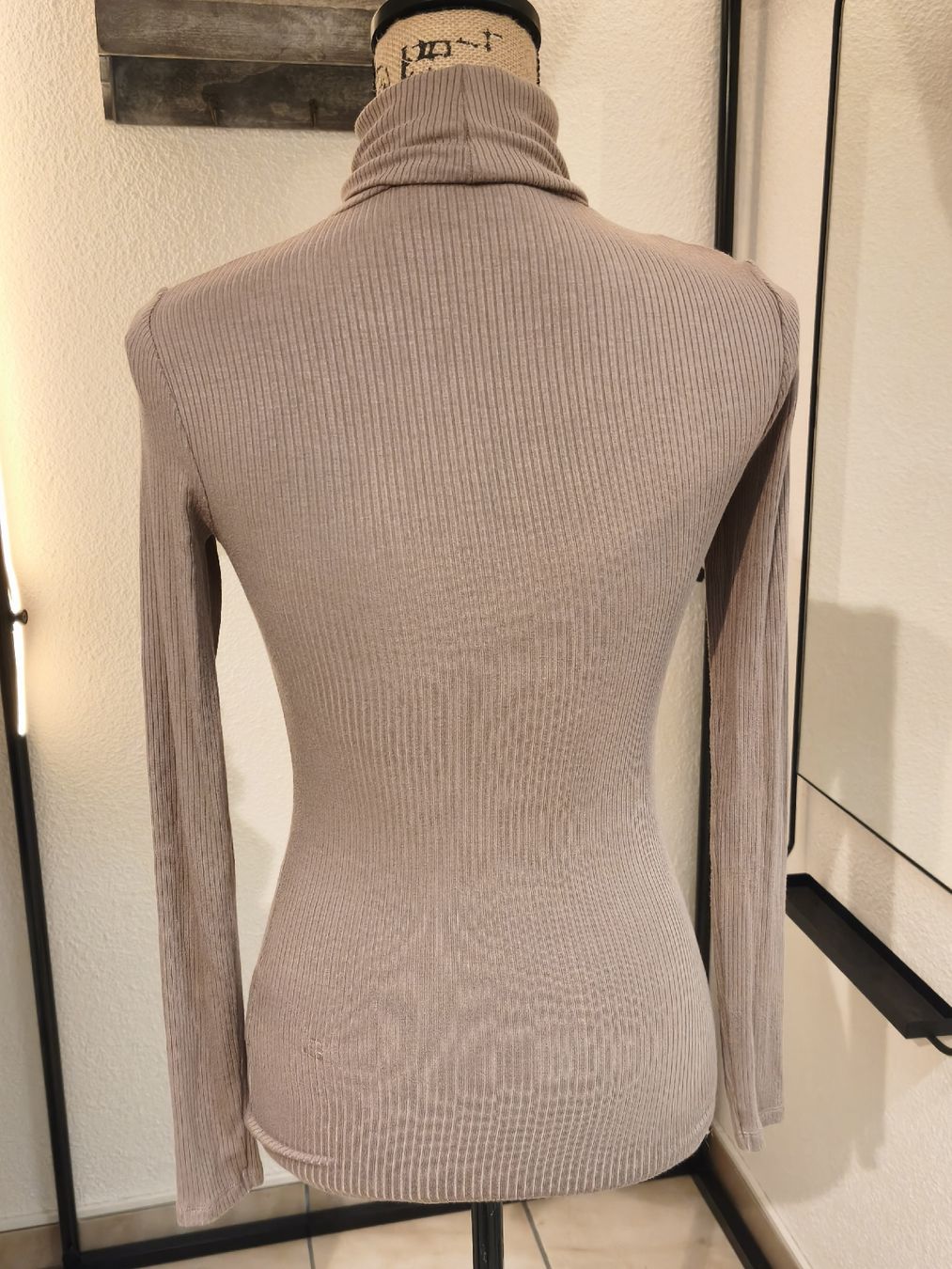 Pulls & Sweat-shirts: Rollkragenpullover Amisu beige gerippt Grösse XS – Neuf (Voir description) à Emmetten par SecondhandSiska 1