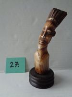 Afrikanische Knochenschnitzerei -kleine Figur auf Holzsockel