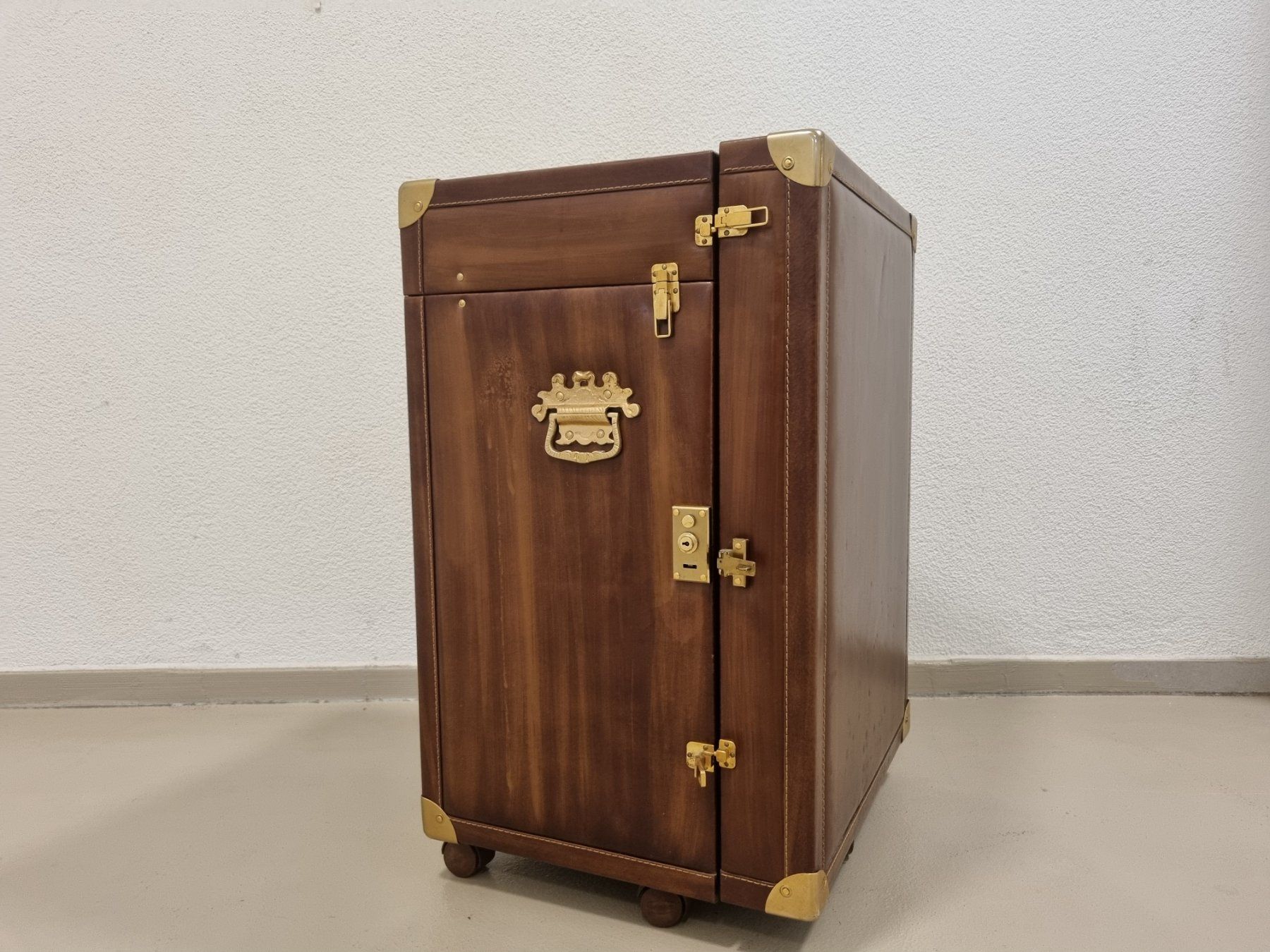 Valigie: Elegante Kofferbar auf Rollen, aufklappbar, Lederoptik – Usato da Lenzburg venduto da freedomky 1