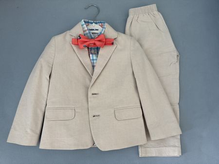 4-piece set von Nautica, mit Anzug, Hose, Hemd und Fliege