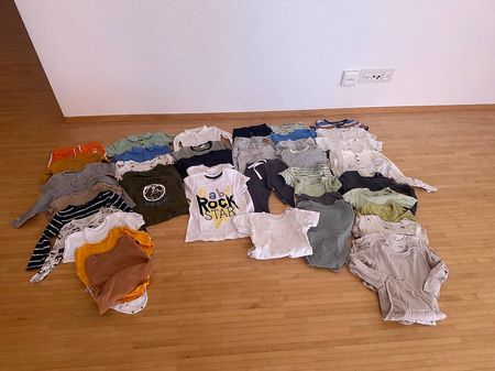 Diverses Kleider für Kind