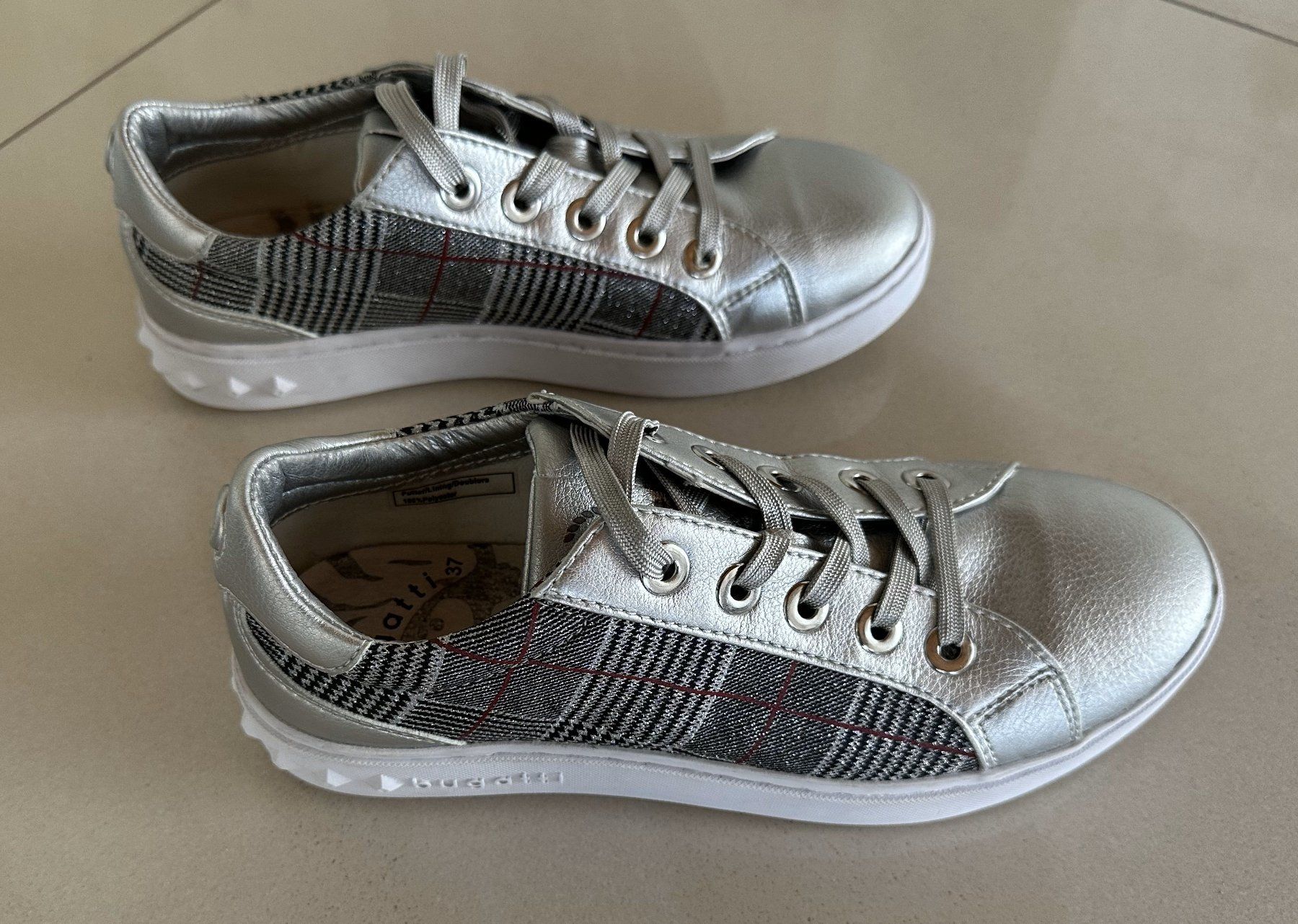 Bugatti Scarpe da donna: Neuwertige Damen Freizeit-Sneakers Bugatti Gr. 37, silber – Usato da Dielsdorf venduto da MTBiker100