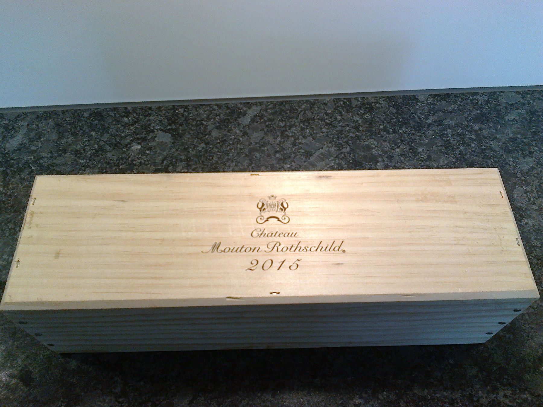 Mouton Rothschild Vino: Mouton Rothschild 2015, Versand möglich!!!! – Nuovo e nell'imballaggio originale da Krauchthal venduto da Tokaji67