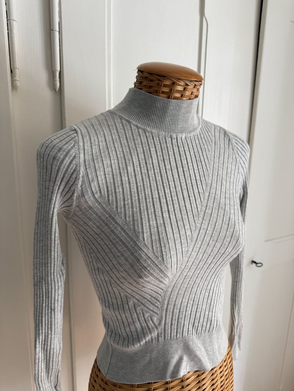 Pullover & Sweatshirts: Feinstrick Pullover hellgrau stretch XS – Gebraucht aus Zürich von Diazaio 1