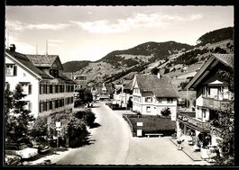 AK Unterwasser /SG, Strassenpartie mit Häusern und Bergkulis