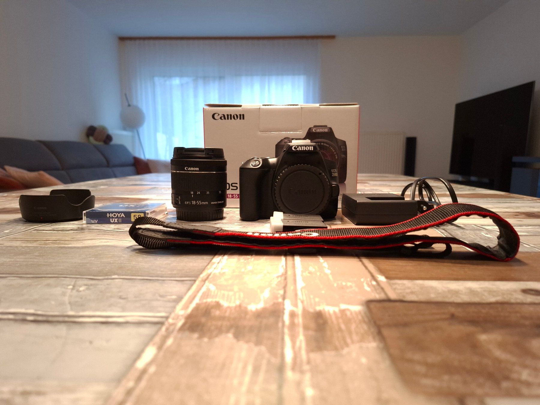 Canon Appareil photo: Canon EOS 250D EF-S 18-55 IS STM KIT – D'occasion à Vicques par Leonblack