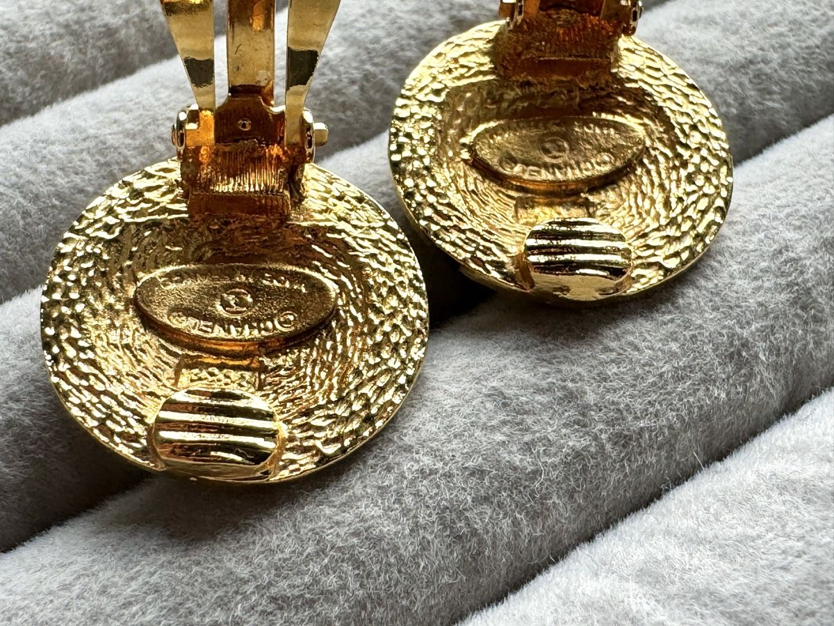 Chanel Ohrringe & -stecker: Chanel Gold CC Ohrclips Vintage – Gebraucht aus Kriens von hannaandkiko 5